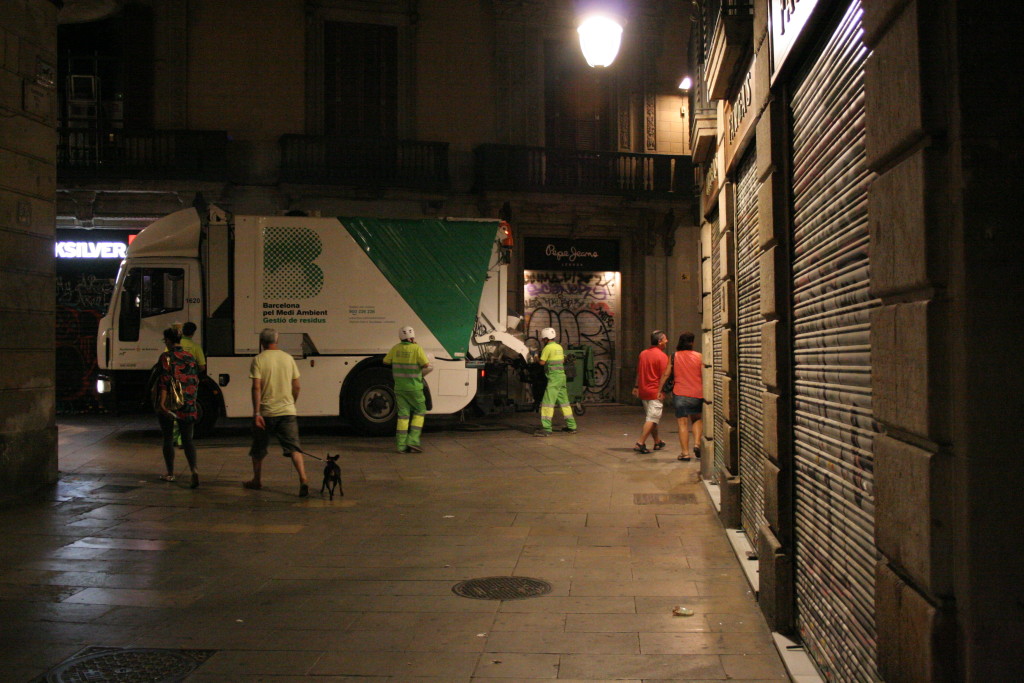 Barcelona Medi-Ambient packers crews drive various sized packers through the narrow Barcelona streets. 